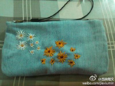 旧牛仔裤做的手包，绣几朵雏菊，很清新很文艺啊