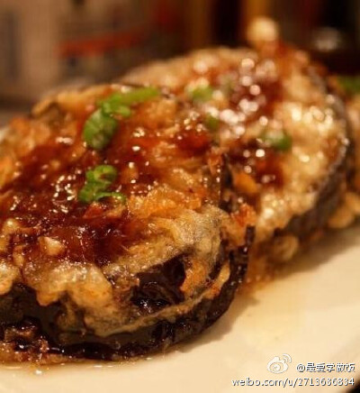 【鱼香茄盒】1.蛋清，肉末，葱，姜，盐，胡椒粉拌均。2.茄子切厚片，每片中间划一刀不切断，塞肉末。3.面粉和水调成面糊，茄盒裹满面糊，入油锅炸至金黄。4.锅里的油倒出，放剁椒、蒜末、姜末，盐，白糖，香醋，生抽…