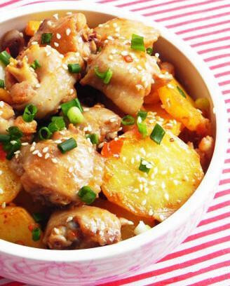 【麻辣土豆烧鸡翅】1.鸡翅剁小块泡去血水,平底锅放少许油,小火煎至金黄;2.土豆去皮切片,煎完鸡翅后煎土豆;3.油爆香姜蒜,下干红椒和花椒炒出香味,下豆瓣酱炒出红油;4.放鸡翅和土豆片,调入生抽和适量糖,加少许水焖10mi…