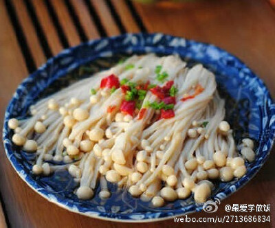 剁椒金针菇 1、取一个碗，倒入美极鲜味汁，再加少许白糖搅拌均匀。2金针菇金针菇去根洗净沥干水份放入盘中。3、 放入蒸锅中，水开后放入金针菇大火蒸5-7分钟。4、关火，开盖加入调好的味汁，盖上盖子焖2分钟入味。5…