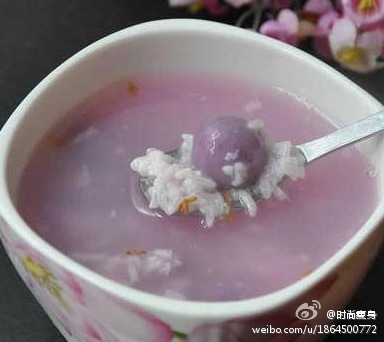 瘦身紫薯桂花粥主料：紫薯100克、糙米紫米薏米各20克、红枣几颗、糖桂花少许。做法：前夜将薏米紫米淘洗干净用凉水泡好，红枣去核，紫薯去皮切小块。先将紫米和薏米倒入砂锅加水大火煮开加大米和紫薯，开锅后关小火…