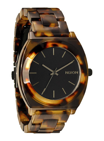 NIXON THE Time TELLER手表。纽约潮流品牌NIXON 出品的“时间诉说者”女表，不锈钢表身，暗色豹纹外壳，与黑色表盘搭配，充满复古又摩登的时髦感，适合搭配单纯色系着装，与金属色混搭则比较考验功力。