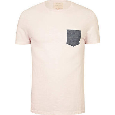 极简设计款口袋T-SHIRT。让人又爱又恨的夏天单品排名第一就是T恤。而圆领＋口袋T恤是这一季获得所有造型师首肯的单品。众品牌不约而同都出了类似款式。PINK PASTEL CHAMBRAY这件胜在细节和配色。