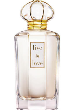 Oscar de la Renta Live in Love香水 光是香水名Live in Love，就蕴含着绝佳的寓意。永沐爱河，活在爱里，是对自己和朋友最美好的期盼。香柠檬、风信子、茉莉、橙花、牡丹，花香调组成了浪漫多情的香氛，经典且永恒。