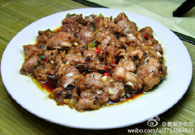 【豉汁蒸排骨 】原料：肋排、豆豉、大蒜。调料：白胡椒粉、盐、糖、芝麻油、生粉、生抽。排骨剁小块，泡入清水，洗净血水后沥干。豆豉在清水中漂洗干净、蒜切末。排骨内加入适量白胡椒粉和盐。加入适量糖和芝麻、适…