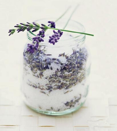 【熏衣草妙用】将3大勺有机干薰衣草花与1kg砂糖混合放入密封罐，放置至少1周，每天晃动一下瓶身，让糖充分吸收薰衣草油脂，然后你就可以开始使用美味啦！加在红茶、绿茶、牛奶、热可可或饼干、蛋糕里，有意想不到的…
