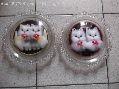 这样子的猫，一对放在柜子里，后面还有个架子支着