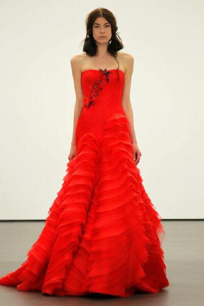 Vera Wang2013春夏款，今年的主题是大红色，和中国传统婚礼服装一样的颜色。但是火红色表现出的热情是姑娘们恨嫁的心情么？