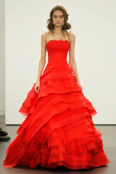 Vera Wang2013春夏款，今年的主题是大红色，和中国传统婚礼服装一样的颜色。但是火红色表现出的热情是姑娘们恨嫁的心情么？