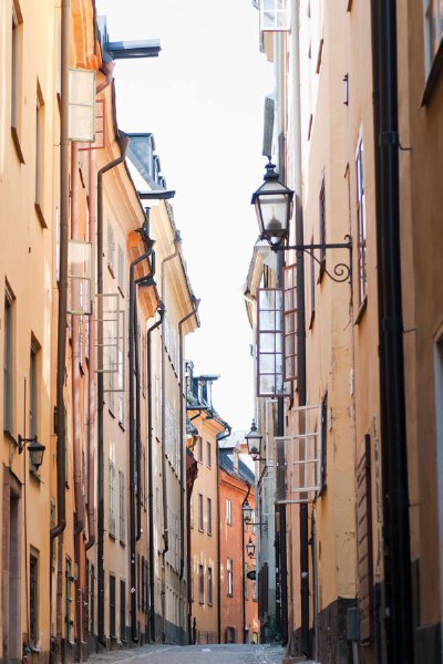 斯德哥爾摩Stockholm，瑞典首都，第一大城市，市區分布在14座島嶼和一個半島上，70餘座橋樑將島嶼聯為一體，享有「北方威尼斯」美譽，13世紀起為瑞典的政治、文化、經濟和交通中心，老城區免受戰爭破壞保存良好，不…