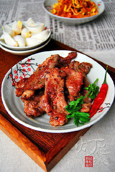 【香煎梅花肉】原料： 梅花肉500克 配料： 西兰花适量、胡萝卜适量<br /><br />调料：<br />大喜大原味烤肉酱120克、盐1茶勺、植物油适量<br /><br />制作：<br />1.将梅花肉洗净，切成约0.5厘米…