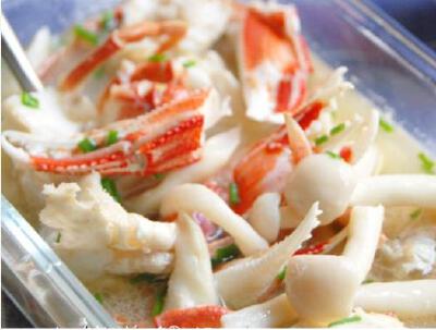 【海鲜菇螃蟹汤】用料 螃蟹 海鲜菇 葱 老姜 盐 料酒 做法 1. 螃蟹整理干净剁成小块<br /><br />2. 海鲜菇洗干净切小段，老姜切片<br /><br />3. 锅中放少许油，放入姜片爆香<br /><br…