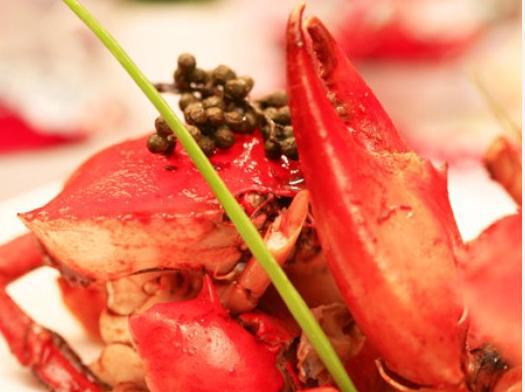 【香辣蟹】用料 海蟹 2只 葱 盐 白糖 白酒 干辣椒 姜 料酒 醋 鲜麻椒 辣酱 食用油做法 1. 将葱、姜洗净，葱切成段，姜切成片豆瓣酱剁碎 2. 将肉蟹放在器皿中加入适量白酒，蟹醉后去腮，胃，肠剪切成块 3. 坐锅点火放油，油至三成热时，放入麻椒、干辣椒加入姜片、葱段、豆瓣酱炒出麻辣香味 4. 放入蟹块，倒入料酒、翻炒均匀 5. 盖上锅盖加少许水加醋、白糖、盐烧一会 6. 大火收汁出锅装盘即食