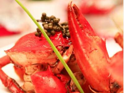 【香辣蟹】用料 海蟹 2只 葱 盐 白糖 白酒 干辣椒 姜 料酒 醋 鲜麻椒 辣酱 食用油做法 1. 将葱、姜洗净，葱切成段，姜切成片豆瓣酱剁碎 2. 将肉蟹放在器皿中加入适量白酒，蟹醉后去腮，胃，肠剪切成…