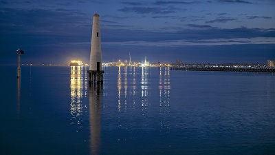 87. Port Melbourne, 墨尔本，澳大利亚。在澳洲另一座大都市的灯火远处。