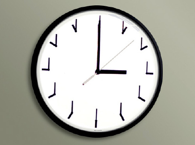 纽约的设计师 Ji Lee 设计了这个奇怪的时钟，它的名字叫冗余时钟（Redundant Clock）。本来应该是数字的地方却变成了“时针和分针组成的时刻”。