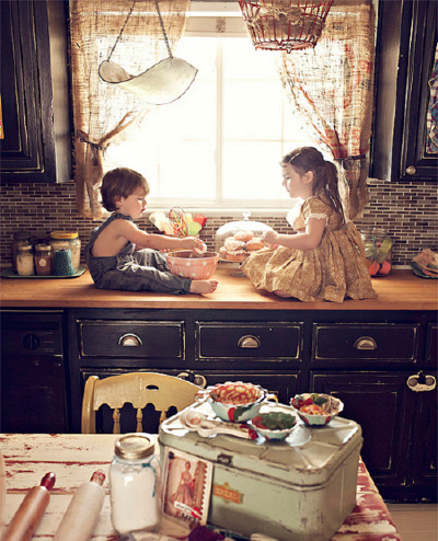 Haha little people helping cook, sitting on the counter. Sign of a happy kitchen.