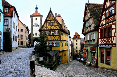 【羅騰堡Rothenburg ob der Tauber】位在德國陶伯河上的中世紀古城，歷史上幸運多次躲過戰爭得以保存完整的童話王國，市政廳為中心點道路成放射狀展開，尖尖紅瓦屋頂、德國傳統木椼建築、石磚路為主要特色，每年遊客…