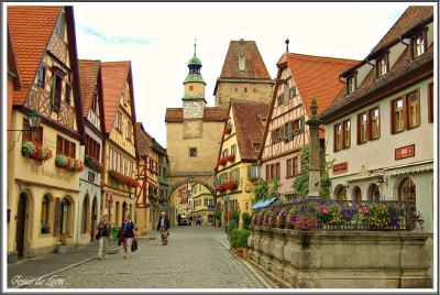 【羅騰堡Rothenburg ob der Tauber】位在德國陶伯河上的中世紀古城，歷史上幸運多次躲過戰爭得以保存完整的童話王國，市政廳為中心點道路成放射狀展開，尖尖紅瓦屋頂、德國傳統木椼建築、石磚路為主要特色，每年遊客…