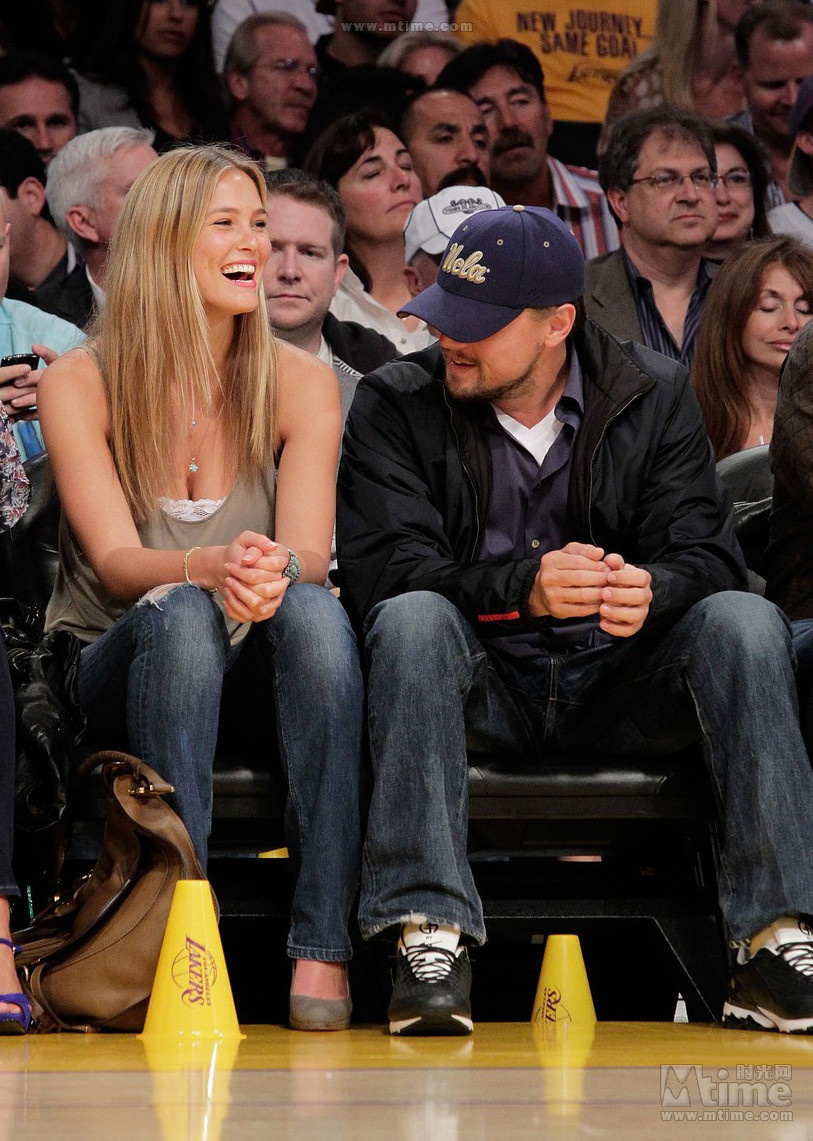 莱昂纳多·迪卡普里奥 Leonardo DiCaprio与 芭儿·拉法莉Bar Refaeli 大叔，你在看哪里= = 结束与邦辰的恋情后，莱昂纳多又与以色列模特芭儿·拉法莉陷入蜜恋。女方曾被美国运动杂志评为“2008年最佳身段名模”。芭儿虽然并不是“维多利亚的秘密”旗下正式的签约天使，但代言过维秘系列泳衣。 二人相恋4年，于2009年以分手告终。之后小李很快就搭上了新欢“绯闻女孩”布蕾克·莱弗利。