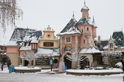 【巴黎迪士尼樂園 法語：Parc Disneyland】位於法國巴黎馬恩河谷的主題樂園，迪士尼第四座樂園，1992年4月12日開幕，初曾因法國當地人反對美國文化遭遇抵制不被看好，城堡建築和加州相同，電影『睡美人』(睡美人城堡…
