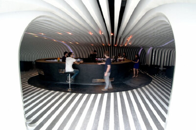 上海Zebar是一个LiveHouse酒吧。是由3Gatti建筑工作室设计，总设计师是弗朗切斯科加蒂(Francesco Gatti)。这个位于上海淞沪路创智天地KIC Plaza的Zebar占地569 m?。因为在资金的方面的限制，建筑师巧妙的运用看似复…