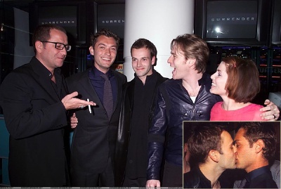 约翰尼·李·米勒 Jonny Lee Miller与裘德·洛 Jude Law是几十年的BFF，故事背景据说是这样，Jude与Sadie Frost, Ewan McGregor, Jonny Lee Miller，Sean Pertwee这5位演员（刚好就是图上这5个）曾经合开过一个电影公司…