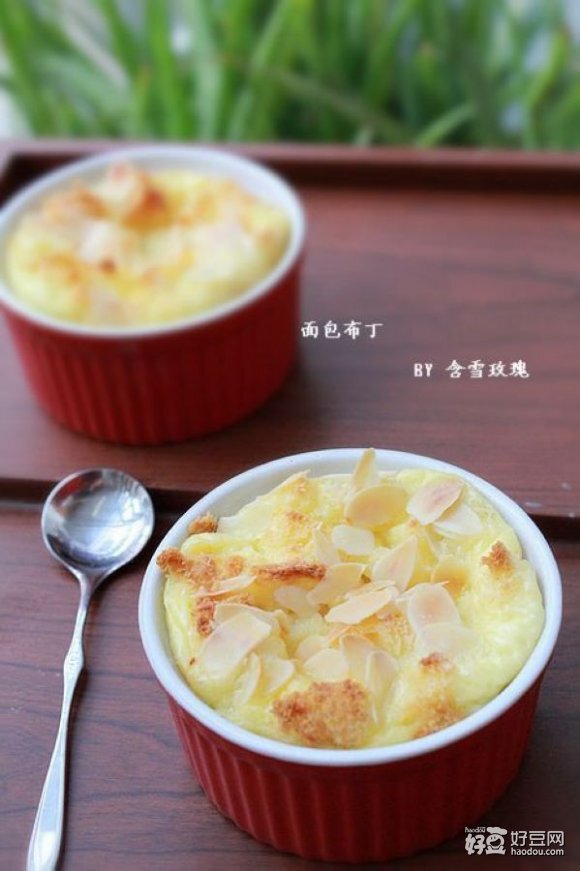 【简单美味的面包布丁】做法：1）牛奶和淡奶油混合，加入细砂糖，微波30秒至糖溶化。2）吐司撕成丁放入烤碗中，鸡蛋2个打散成蛋液。3）将鸡蛋液倒入牛奶混合液中，搅拌均匀，将混合液过筛。4）过筛后的混合液倒入烤碗中，撒上杏仁片，入预热180的烤箱。5）烤20分钟左右，至表面金黄即可。