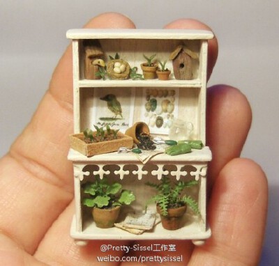 #Miniature Dollhouse娃娃屋赏析#迷你，再迷你，这些小物件做起来都不难，大家不妨可以试试锯一下木头，上一下颜色，只要有耐心，有信心，我们也可以做得到
