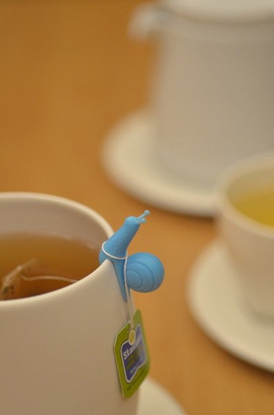 可爱的蜗牛茶包挂。蜗牛可以卡在杯子之上，用来悬挂茶包，一个个可爱的蜗牛爬在上面，很有爱。这样就再也不怕茶包会掉在水杯里啦！