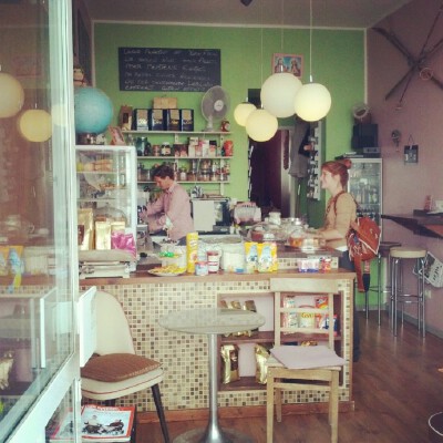 【Café Liebling 】位于德国慕尼黑~虽然平凡，但它却拥有很独特的经营理念，它让所有的顾客决定自己的消费额，从简单的咖啡、拿铁和蛋糕，到一套式的早餐，店里没有收银机，只有一个小玻璃罐，让你点完东西后自行掏…