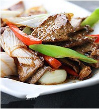 【葱爆猪肝】材料：新鲜猪肝300g，大葱，姜，老抽，淀粉。做法：1、新鲜生猪肝切片，葱白切细段，姜切丝。2、切好的猪肝过油，略炸，看猪肝边缘稍硬即可。3、另起锅少许油，姜丝炸出香味，猪肝和葱段一起翻炒，加适量老抽，少盐，用水淀粉勾芡一下，出锅。