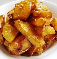 【拔丝红薯】红薯洗净去皮，切成小块；锅内放入油，倒入红薯；将红薯炸至成熟捞出沥油；将白糖与水倒入洗干净的锅中，大火将糖熬化，加入油，转小火继续熬，期间要不停搅拌；最后熬至淡黄色，将这好的红薯倒入，翻拌…