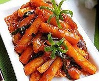 【辣炒年糕】1. 红葱头切小块，胡萝卜切丝，年糕洗净；2. 锅里坐油，油五成热时放进红葱头，低温油炸，炸出葱油；3. 红葱头炸酥后，放进胡萝卜煸炒；4. 胡萝卜炒软后，加入年糕翻炒；5. 加入一大勺韩国辣酱，加入清…
