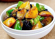 【DIY地三鲜：简单下饭的家常菜】做法：1.土豆茄子去皮切块，青椒切块；2.锅中多加油，七成热时土豆和茄子炸两三分钟捞出，青椒过油后立即捞出；3.放葱花蒜片爆香，三种菜一起倒锅中加生抽、糖、盐翻炒均匀，酌量加…