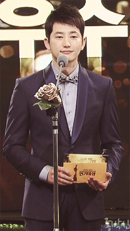 Vacancy_P君：【#清潭洞爱丽丝#】JEAN THIERRY CHA CHA CHA会长参加KBS演技大赏颁奖晚会~~#朴施厚#抽的够得瑟。。。{GIF动图}~~~韩剧Mo一下
