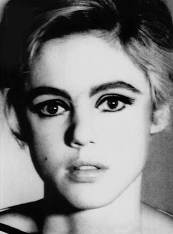 伊迪塞吉维克（Edie Swedgwick）1965年的女明星保持着粗眉，钻石小耳饰闪闪发亮。