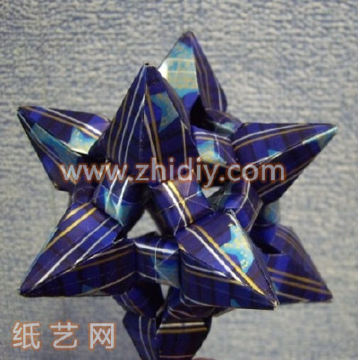钻石纸艺纸球花应该是 工艺纸艺 中到现在为止最漂亮的花球之一，之所以被称之为钻石，是因为在每个角的中间都是使用着一个类似于钻石一样的结构相连，而在整个纸