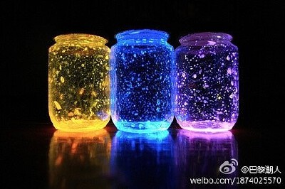 荧光棒弄断，涂到里面，就是这样，不过管不到好久。是不是很梦幻。