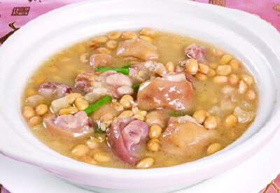 粤菜：黄豆炖猪蹄 做法： 一、猪蹄洗净剁成块，生姜洗净切片，葱洗净切段，大蒜头整个剥好。 二、先将黄豆洗净，放入锅中煮熟，这样可去豆腥味。<br />三、锅内加水烧开，放入猪蹄块、料酒，用大火煮去猪蹄内的…