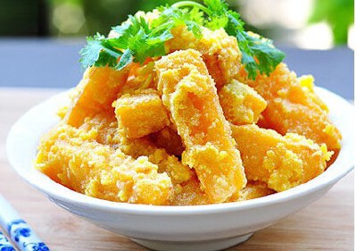 粤菜：咸鸭蛋炒南瓜 主料：南瓜300克 辅料：咸鸭蛋1个 调料：精盐、料酒、鸡精、葱、姜、麻油、食用油 做法:<br />1.将南瓜洗净，去皮，去瓤，切成小片；<br />2.咸鸭蛋去壳切成小丁；<br />3.葱切成葱花，姜…