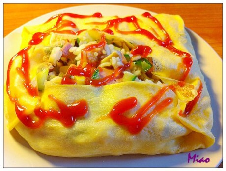 材料 [蛋皮] 鸡蛋1个 淀粉(应该用面粉来着）牛奶 黄油/油 [包在里面的就是炒饭或者拌饭了]<br /><br />做法<br />就说下蛋皮的做法好了<br />鸡蛋一个打散搅拌<br />倒入牛奶（注意不能太多)<br />放入淀粉少许<br />打匀。<br />平底锅预热<br />有黄油的可以直接用黄油将锅底抹一遍<br />等油稍微热一会<br />然后将以上准备的蛋液均匀铺在锅底<br />***注意：碗里留一点蛋液用来封口用***<br />小火,大概就2分钟左右吧,<br />从边缘开始将蛋皮掀起。