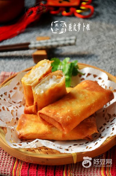 【脆皮萝卜糕】做法：1）准备好所有的食材。2）萝卜去皮擦成丝。3）然后加入水，生粉，澄粉，大米粉。4）再加入盐，鸡精，胡椒粉调成厚糊状。5）盘中抹油倒入萝卜糊抹平。6）入蒸锅大火蒸制15分钟，蒸好的萝卜糕取出…