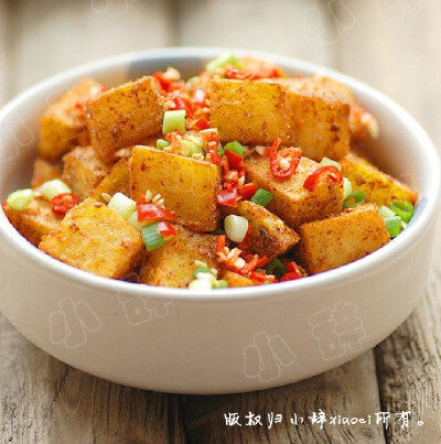 【美味小食-锅巴土豆】做法 ：1.土豆洗净去皮，切成块后盖上保鲜膜，入蒸锅蒸熟，小米辣用剪刀剪成碎粒 2. 炒锅中放入油，烧至六成热，放入土豆用小火煎，一直煎到外皮变得焦黄，香脆。注意尽量每一面都煎到 3. 土…