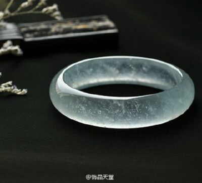 翡翠手镯。青梅煮酒，抚琴对月，看雪论道，畅谈天下事。