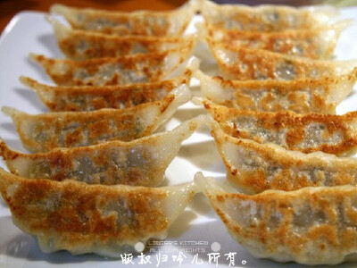 【日式煎饺】做法： 1. 白菜洗净后切碎，加入适量盐抓一下，出水后挤干水分，加入适量鸡精、糖和食用油拌匀备用；猪肉糜加入鸡蛋1个、生抽2大勺、料酒1大勺、生姜粉2克、白胡椒粉1克、葱花1大勺搅拌至上劲；将肉…