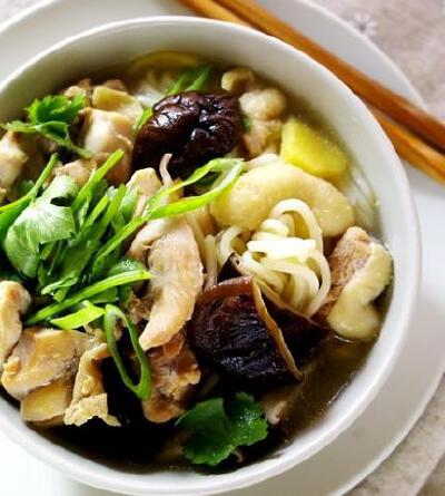 【香菇炖鸡面】鸡腿、香菇切块。鸡块焯水，捞出洗净。汤锅里放鸡肉，香菇，葱姜，倒入料酒，开水，小火加热30分钟。另起一锅煮熟面条，在香菇和鸡肉炖足30分钟后，调入盐，把煮熟的面条放入鸡汤锅里略煮2分钟即可，…