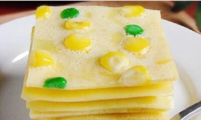【鸡蛋玉米豌豆饼】1.取少许豌豆和玉米放入碗中,加白糖并打入鸡蛋,搅匀后,加适量面粉再次搅匀;2.缓缓加牛奶,边加边搅拌,以免加得太多,待鸡蛋面糊提起筷子,蛋液会轻松往下滑即可;3.平底锅刷一层薄油,小火稍预热一下,…