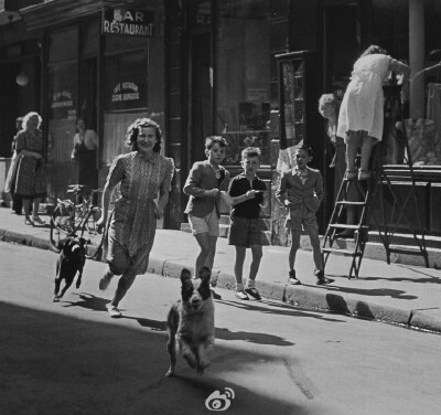 《Rue Saint-Louis，巴黎，1949年》，摄影：Robert Doisneau