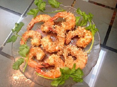 面包糠鸡蛋裹虾 椒盐 适量 大虾 8条 面包糠 半碗 鸡蛋 一个 香菜 1.大虾去处黑线，去壳 2.取2个碗一个倒入面包糠，一个打散鸡蛋 3.取一个锅，倒入油，7分热的时候把大虾裹上鸡蛋液， 4.在均匀的裹上面包糠， 5.…